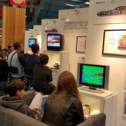 Pour ceux qui l'auraient oublié, oui, il y a eu plusieurs versions de la MegaDrive de SEGA. Elles sont jouables sur le stand MO5.com.