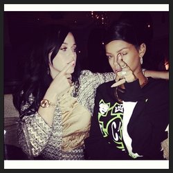 Rihanna: Elle x Elle.... Toujours super de voir my Lil Kitty cat!!! #Perry
