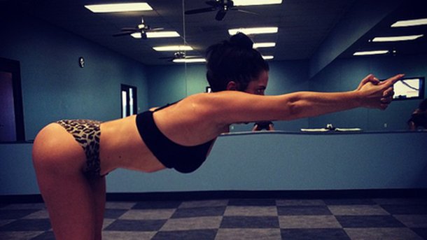 Lady Gaga : séance de yoga en bikini!