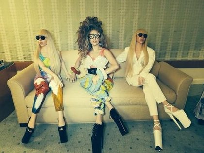 Lady Gaga: Qui a besoin de barbies quand tu peux avoir ta propre popstar en taille réelle qui chante #gagadollz