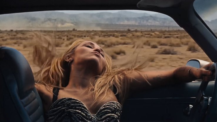 Miley dans le clip de "Different Religion"