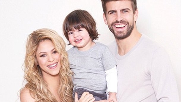Shakira affiche son ventre rond avec Milan et Gerard Pique!