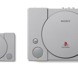 La PlayStation Classic à gauche, et la PlayStation originale à droite.