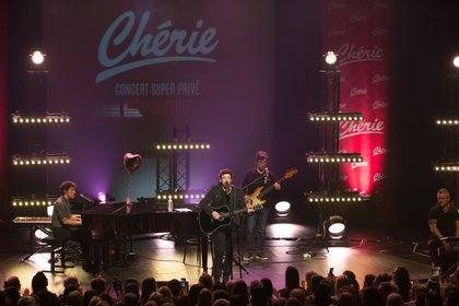 Patrick Bruel interprète ses plus grands titres sur la scène du Casino Barrière de Lille.
