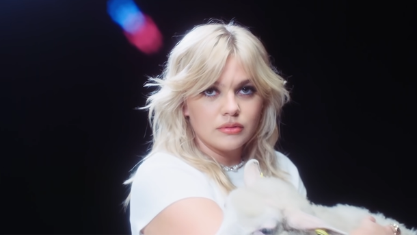 Louane avoue avoir pris la grosse tête : « Je prenais les gens de haut »