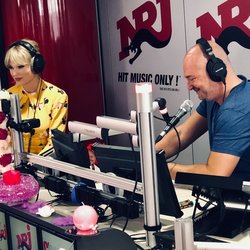 Taylor Swift dans l'émission C'Cauet sur NRJ