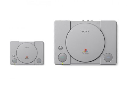 La PlayStation Classic à gauche, et la PlayStation originale à droite.