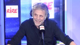 Stéphane Guillon : pour en savoir plus sur lui, voici sa bio express sonore : ça parle de hamster, du bureau d'une prof, de vente aux enchères et de passion pour les plantes vertes...