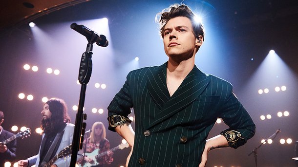 Harry Styles: conseil en amour, gender reveal en live… Quand le chanteur est très proche de son public