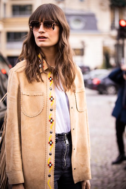 On adore la veste en daim de Clara Luciani !