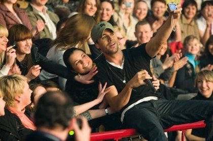 Enrique Iglesias pose avec ses fans