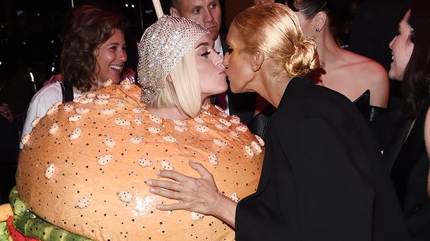 MET Gala 2019: Quand Céline Dion embrasse Katy Perry déguisée en hamburger!