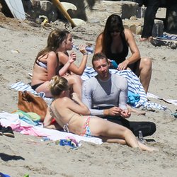 Chris Martin et Kate Hudson_plage