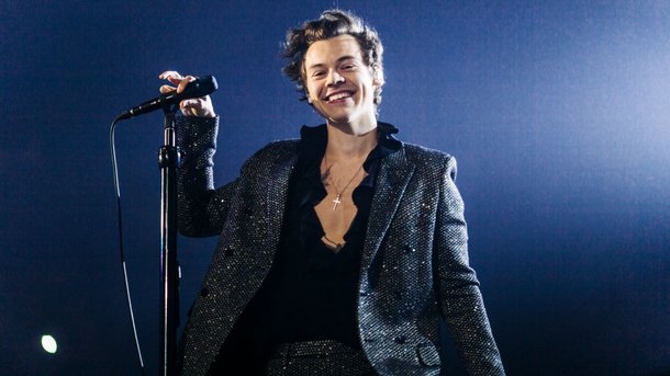 Harry Styles lance son parfum et sa marque de cosmétiques