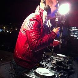 Cauet sur le Yacht des NRJ Music Awards 2011