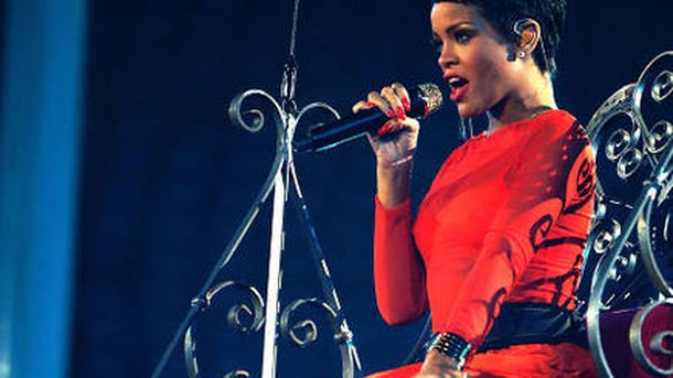 Rihanna félicitée par Chris Martin