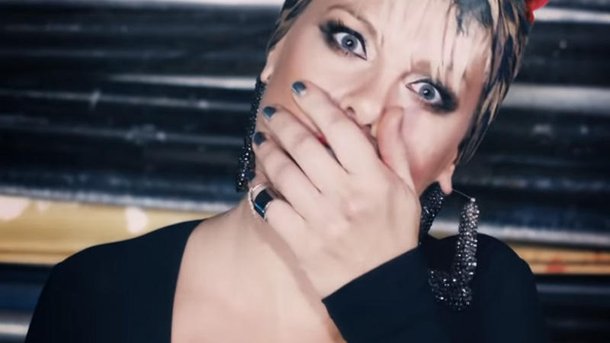 Pink dévoile le clip «hot» de «Secrets»!