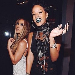 Jennifer Lopez : Moi et Rihanna félicitations mama #iheartradiomusicawards