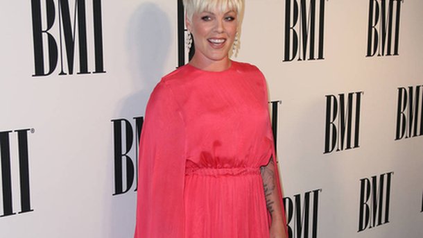 Pink : son mari préfére dormir que de s’occuper d’elle!