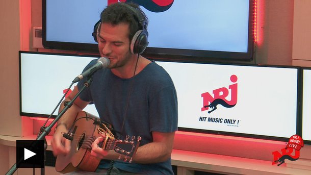 Amir dort-il nu? Il répond dans l’Instant Live