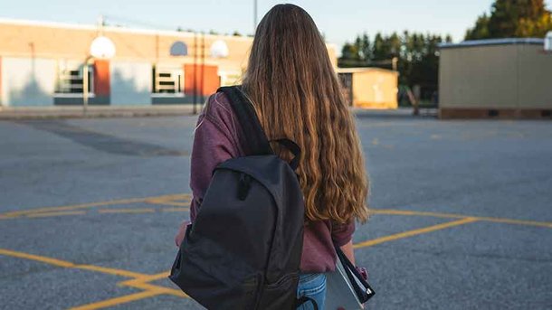 Les infos du Réveil Chérie : Une mère se fait passer pour sa fille de 13 ans à l’école