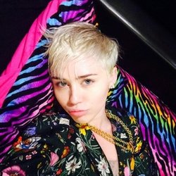 Miley Cyrus: #robelife meets #vintageguccilife meets #psychedelicwallyworldbedsheetslife meets #buslife meets #tourlife#selfie