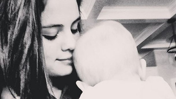 Selena Gomez : elle retrouve le sourire auprès de ses proches !