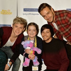 Harry Styles, Niall Horan, Louis Tomlinson and Liam Payne avec leur fan Jessica Pawlyn au "children's charity Rays of Sunshine" à la projection de "This is Us", Cineworld Wembley, Londres,le 15 Décembre 2013