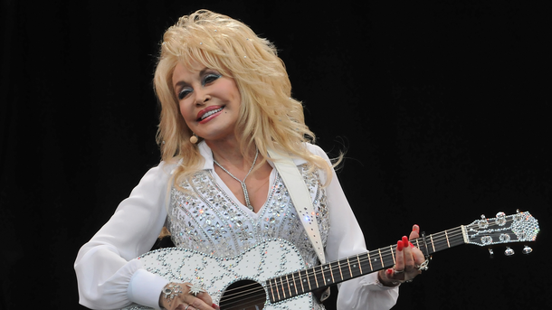 "Difficile d'imaginer le monde sans Dolly Parton" : de Cyndi Lauper à Paul McCartney, les hommages affluent