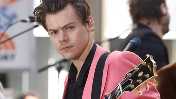 Harry Styles ose le costume rose sur scène!