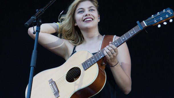 Louane rend hommage aux victimes de Nice devant 50 000 spectateurs!