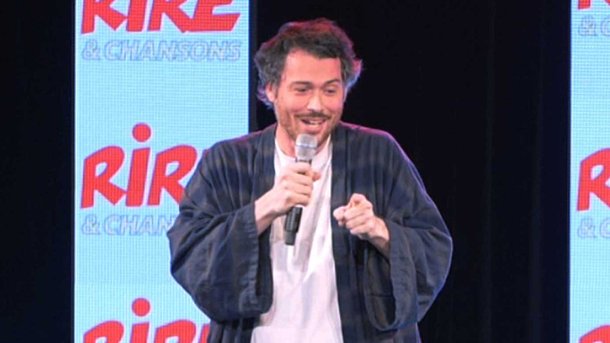 Arthur Périer sur la scène du Rire & Chansons Comedy Club