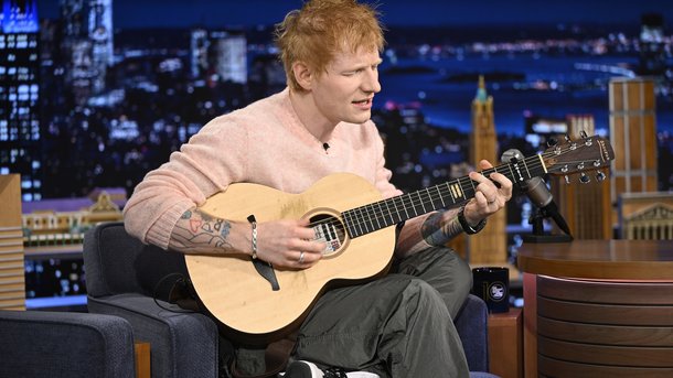Ed Sheeran dévoile ses tatouages imposants et étonne les internautes