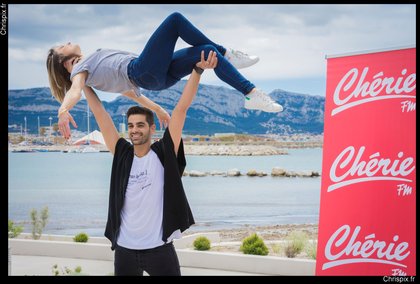 Christophe Licata prend la pose pour Chérie FM.