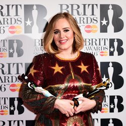 Adele arrive aux Brit Awards 2016