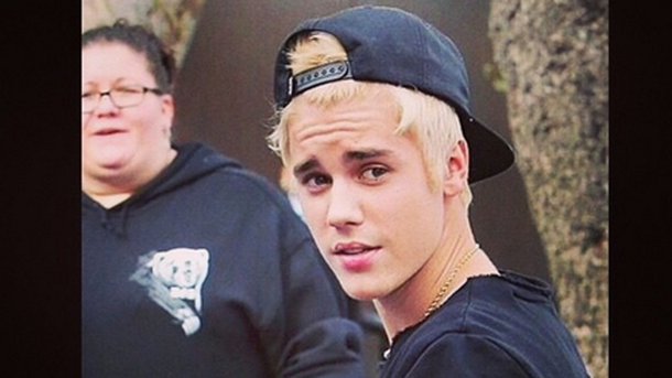 Justin Bieber passe au blond platine!
