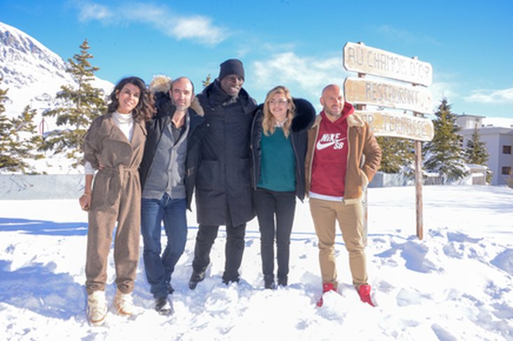 Louane avec l'équipe de "Sahara"