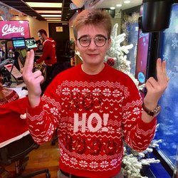 Nico le stagiaire et son pull de noël