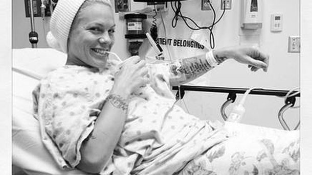 Pink : hospitalisée, elle garde le sourire