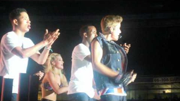 Justin Bieber se met torse nu pour ses fans à Londres