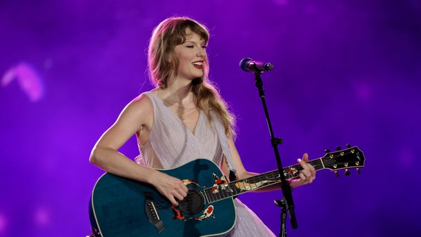 Taylor Swift cache un message avant la sortie de son album, l'enquête bat son plein