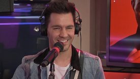 Andy Grammer interprète «Don't Give Up On Me» en live sur Chérie FM