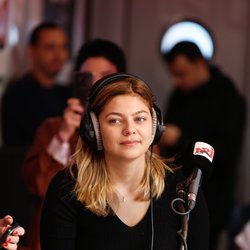 Louane chez Manu dans le 6/9 - NRJ Music Awards 2017