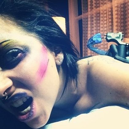 Lady Gaga se fait tatouer en direct!