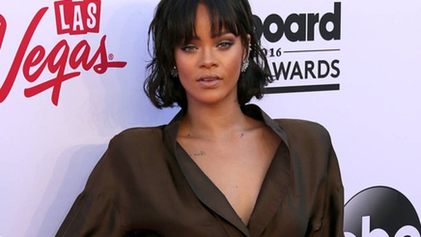 Rihanna : découvrez le super cadeau qu'elle a offert à son père!