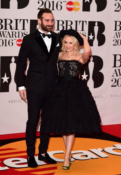 Kylie Minogue et Joshua Sasse arrivent aux Brit Awards 2016