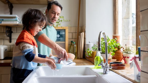Les infos du Réveil Chérie : selon une étude, les enfants sont meilleurs à l’école s’ils font la vaisselle