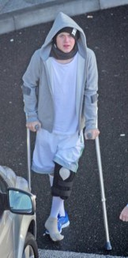 Niall Horan arrive à Londres, le 16 Janvier 2014, après son opération du genoux