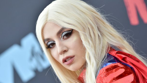 Ava Max, Dua Lipa, Sia, … elles ont toutes choisi de collaborer avec des artistes asiatiques