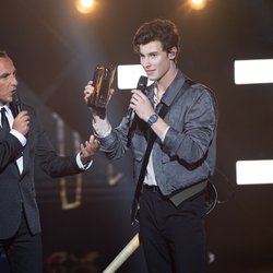 Nikos Aliagas et Shawn Mendes - NRJ Music Awards 20th Edition